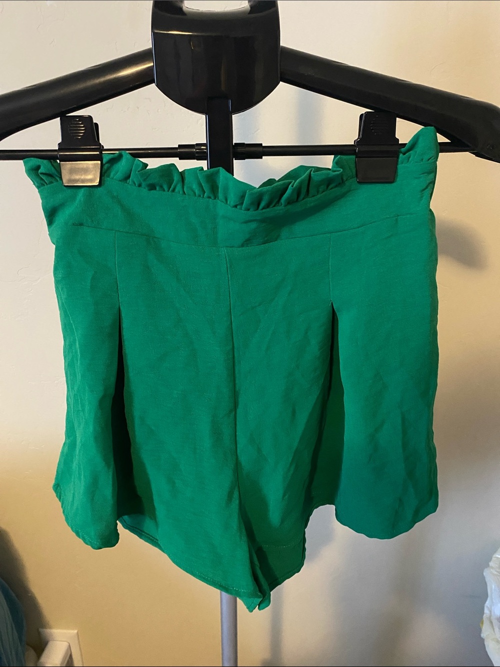 LIKE NEW GEEGEE GREEN SHORTS SIZE SMALL